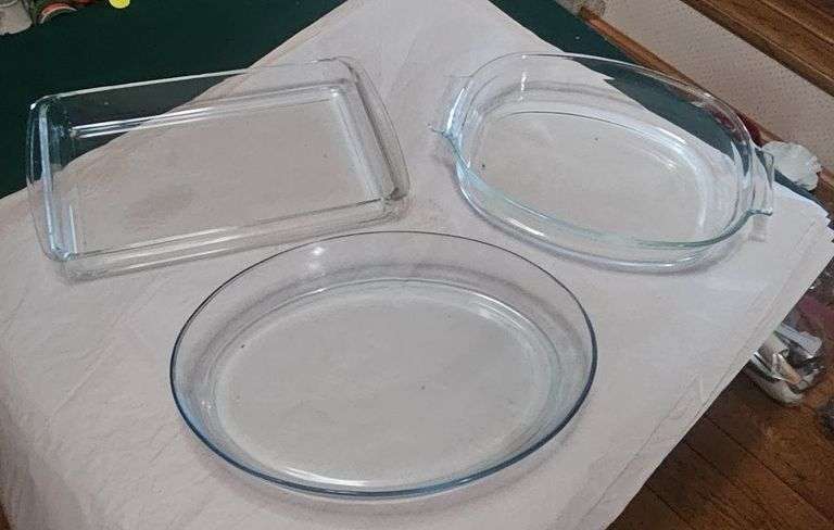 Lot: Pyrex Bakeware Trio + Unmarked Round Glass Platter image