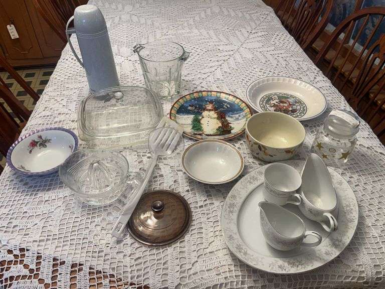 miscellaneous dishes and kitchenware image