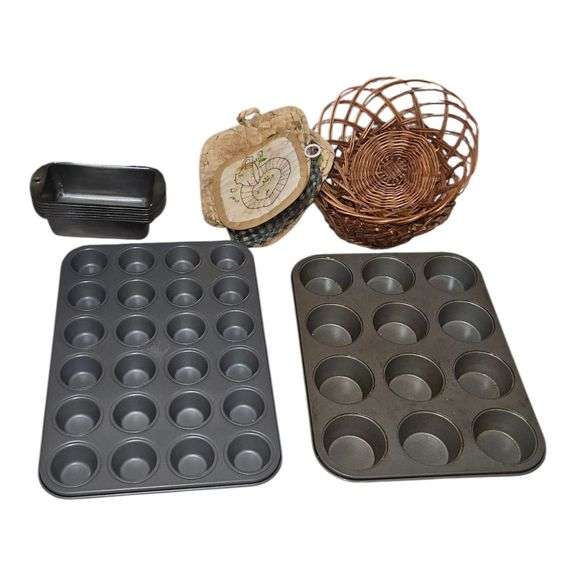 Assorted Baking Pans & Kitchenware image