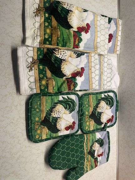 Set of kitchen chicken linens image