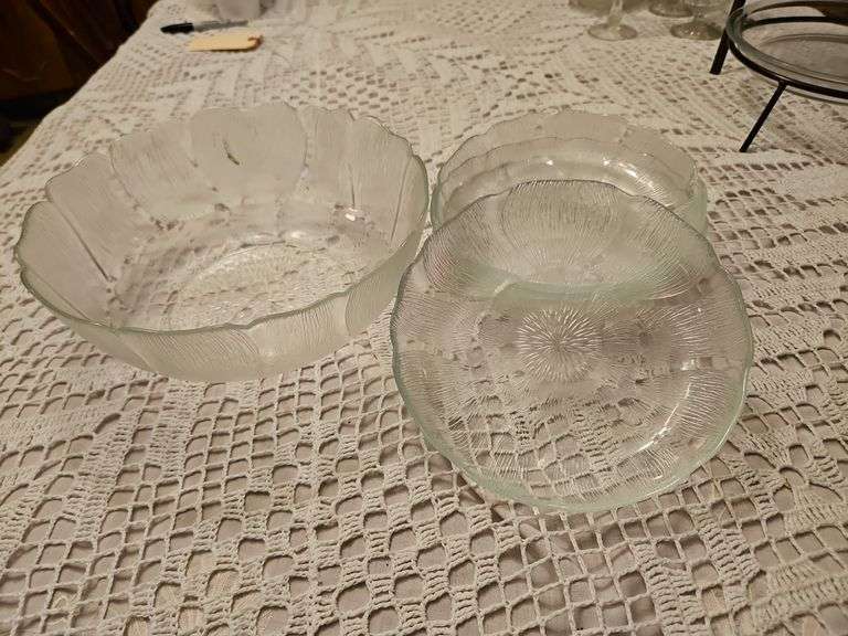 Matching set of plates & salad bowl image