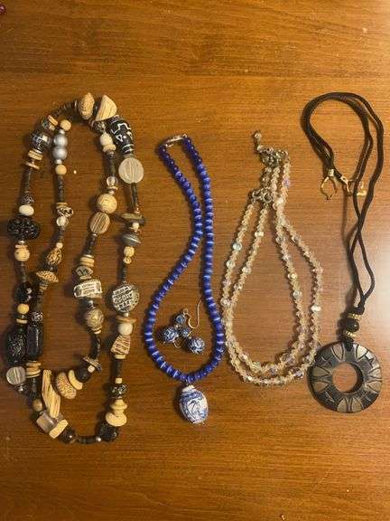 4 necklaces + 1 earring set image