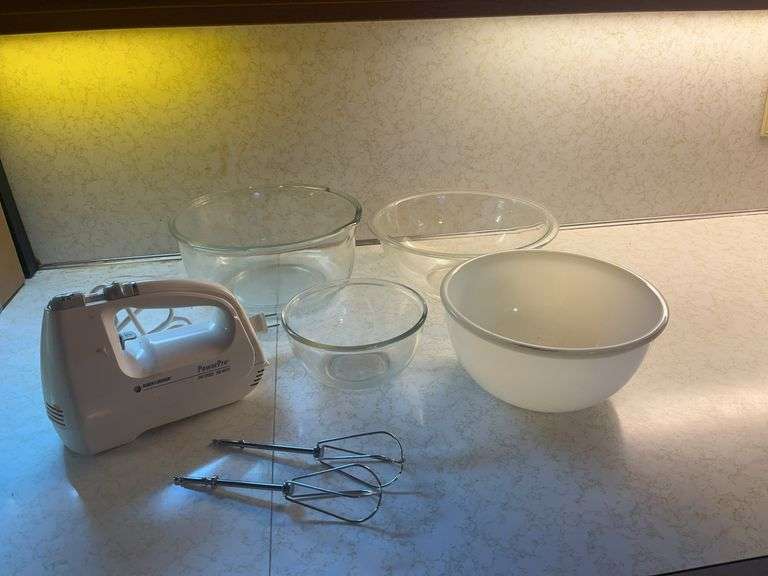 mixer and mixing bowls image