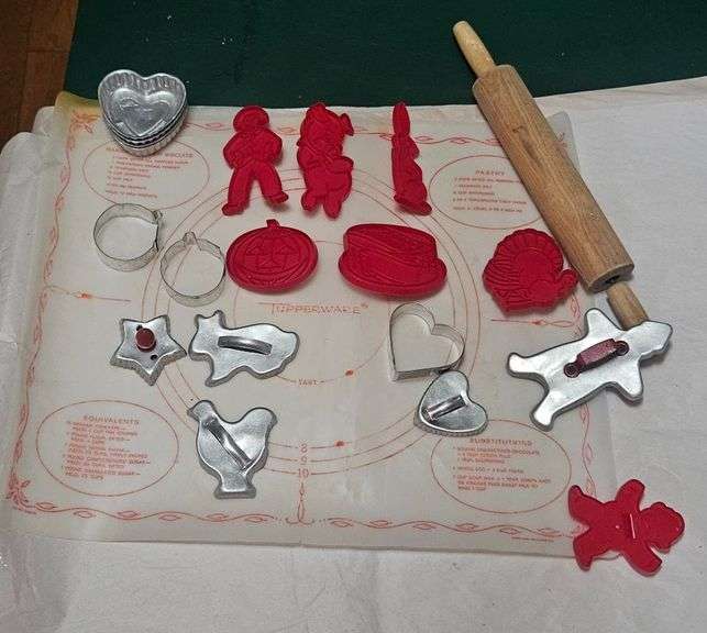 Vintage Baking & Cookie Cutter Lot – Tupperware Pastry Mat, Rolling Pin, & Assorted Cutter image