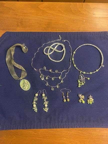 Light green jewelry set image