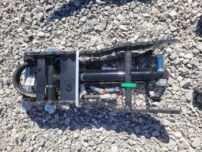 Mini excavator hydraulic thumb clip. image