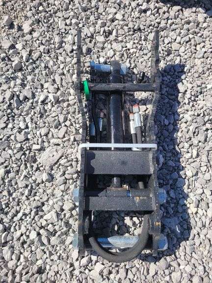 Mini excavator hydraulic thumb clip. image