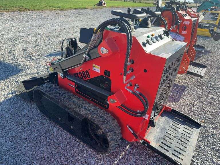 Future FT380R Skid Steer Loader - 23HP, 660lbs Operating Load, 0.15m³ Bucket image