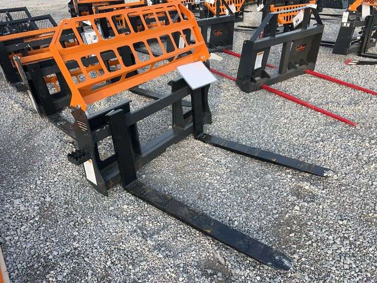 Land Honor 42’’ 4,000lb Skid Steeer Pallet Forks image