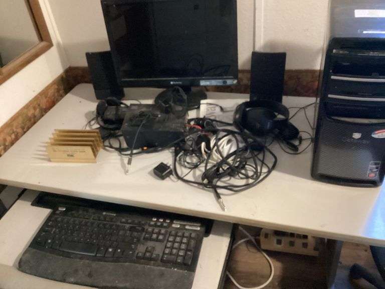 Gateway Computer Desktop with Monitor, Speakers, Keyboard, and Accessories image