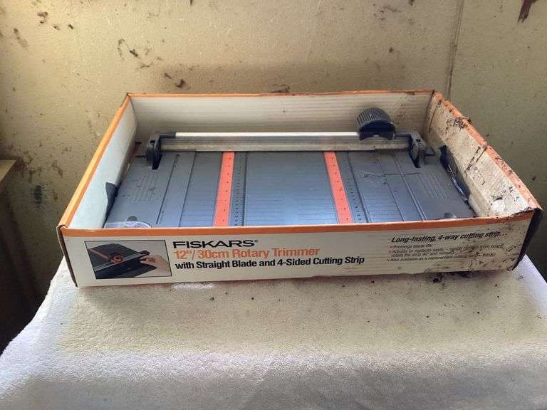 Fiskars 12" / 30cm Rotary Trimmer with Straight Blade and 4-Sided Cutting Strip image