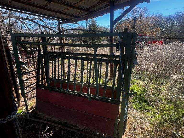Livestock Squeeze Chute image