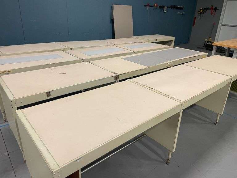 (1) 3-Section Metal Frame Workstation