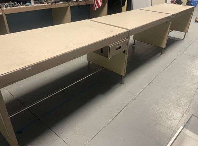 (1) 3-Section Metal Frame Workstation
