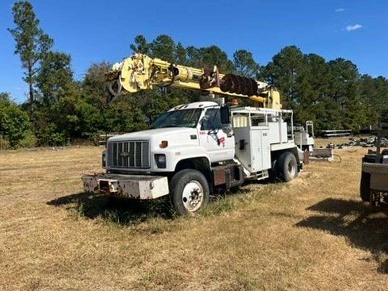 2002 Chevrolet Digger-Derrick Truck | Serial: 1GBP7H1CX2J511475 image