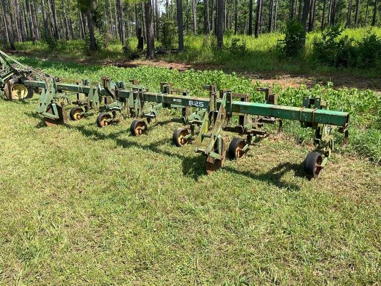 John Deere 825-8 Row Plow image