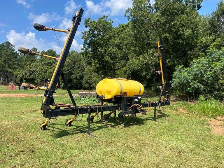 12 Row Lay-Bi Rig with 300 Gallon Poly Tank image