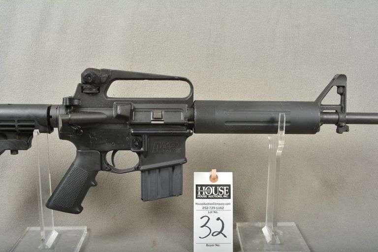 SMITH & WESSON Model M&P-15 Rifle, cal. 5,56 mm, AR Style Semi-Auto, 16" barrel, flash suppressor, collapsible stock, excellent condition, Ser #76262 image