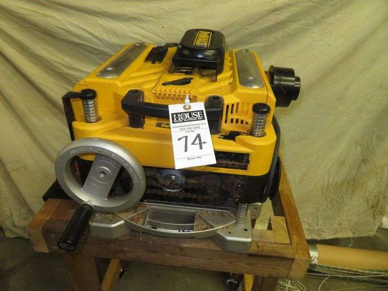 DEWALT Deluxe Planer, appears to have very little use, very popular planer