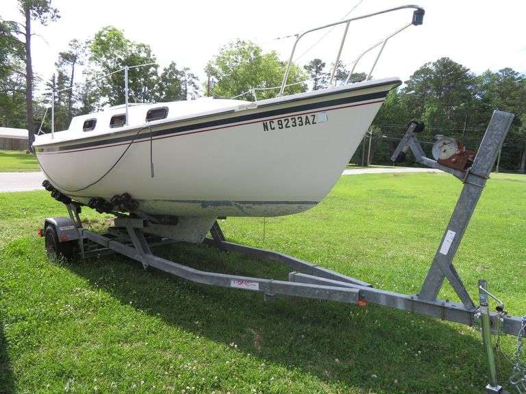 GLOUCESTER  22 foot SAILBOAT, Very good condition, Hull ID  GY100887ML485, with LONG Galvanized self adjusting trailer