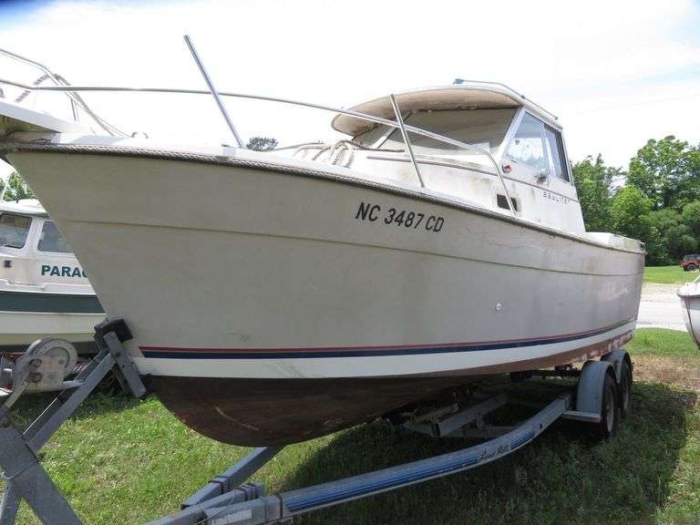 BAYLINER  CABIN BOAT