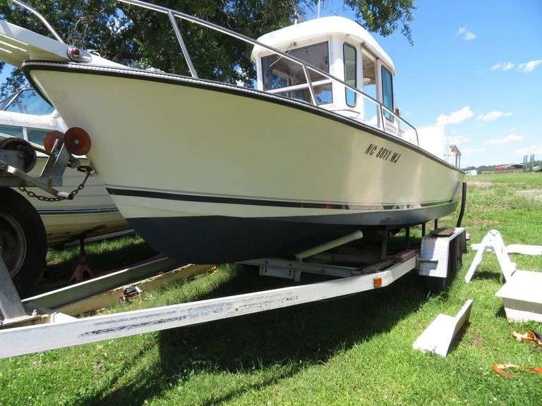 1990  SHAMROCK  PILOT HOUSE, Inboard gasoline engine, boat in very good condition, look at all photos, Hull ID - SHA02775J990, with galvanized boat trailer