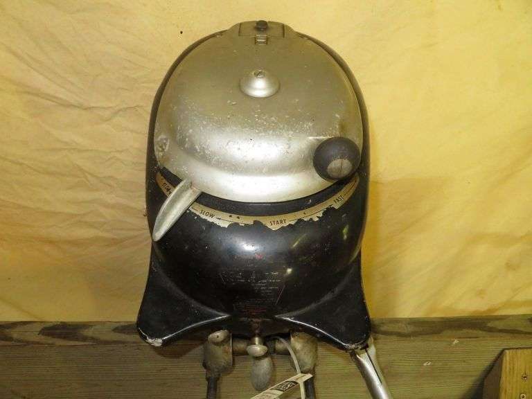 Early Vintage MARTIN  Model "60", rare, hard to find Outboard Motor, Very Good external condition - LOOK AT ALL PHOTOS - Located at 1235 Belangia Road, Havelock, NC