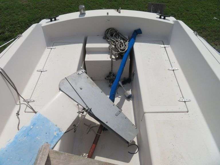 GLOUCESTER  22 foot SAILBOAT, Very good condition, Hull ID  GY100887ML485, with LONG Galvanized self adjusting trailer