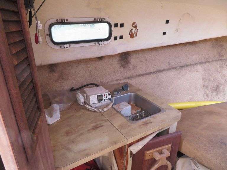 BAYLINER - CABIN BOAT & TRAILER