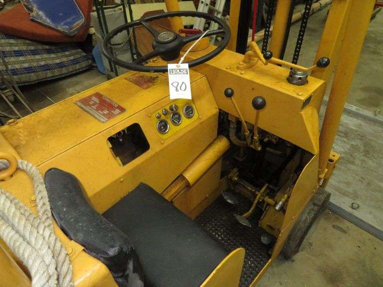 TOWMOTOR Warehouse Forklift