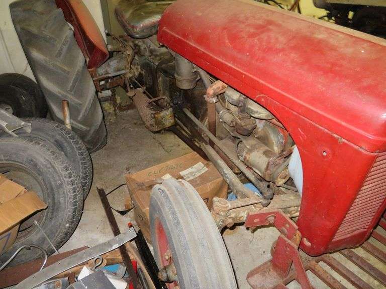 FERGUSEN  Early Model Tractor, appears POSSIBLY a T020 model, 4 cylinder gas engine, working condition unknown