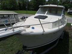 BAYLINER  CABIN BOAT