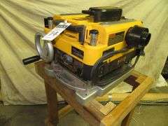 DEWALT Deluxe Planer, appears to have very little use, very popular planer