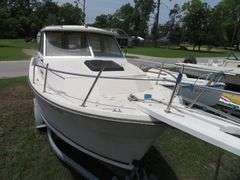 BAYLINER  CABIN BOAT