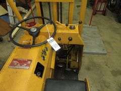 TOWMOTOR Warehouse Forklift