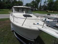 BAYLINER  CABIN BOAT