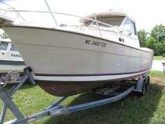 BAYLINER  CABIN BOAT
