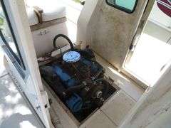 1990  SHAMROCK  PILOT HOUSE, Inboard gasoline engine, boat in very good condition, look at all photos, Hull ID - SHA02775J990, with galvanized boat trailer