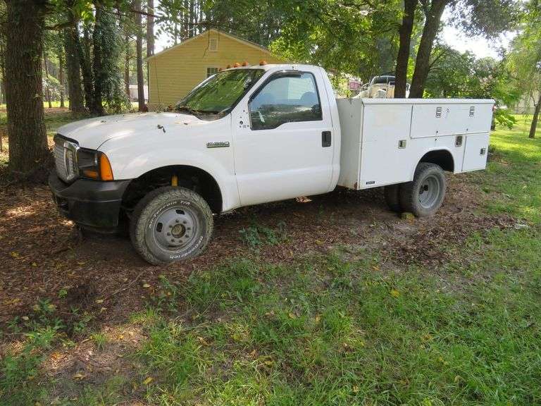2007 FORD F350 with Service-Utility Bed, with nice HYDRAULIC TAILGATE LIFT, CLEAN TITLE, dashboard removed, NEEDS BATTERY, NOT OPERATIONAL  - VIN #1FDWF37517EA77805 image