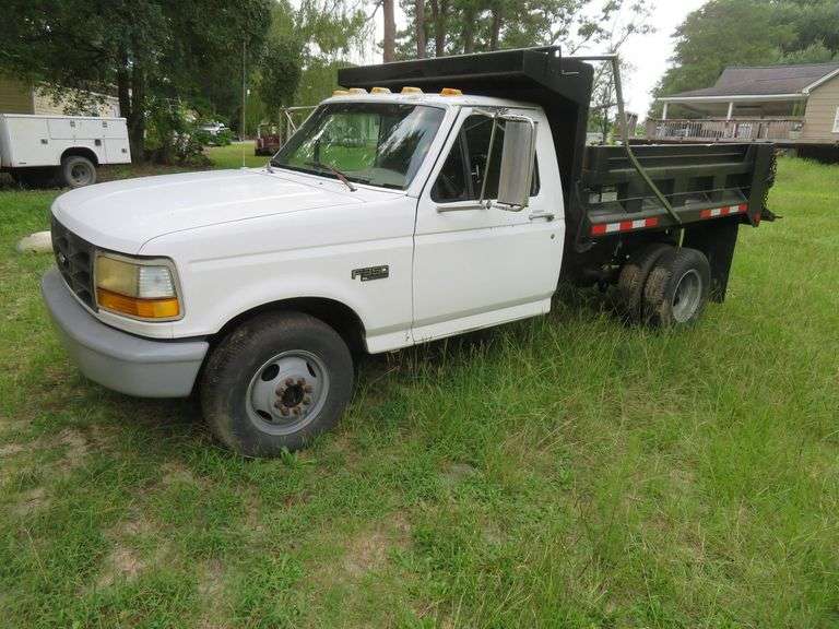 1997 FORD 350XL DUMP TRUCK, CLEAN TITLE, NEEDS BATTERY, RUNNING CONDITION UNKNOWN, ENGINE WILL START ON STARTER FLUID, NEEDS CLUTCH WORK.  VIN #1FDKF37H1VEB08251 image