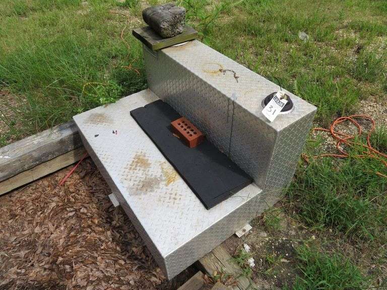 Portable aluminum fuel tank for pick up truck, approx. 100 gal., missing screw cap on one end image