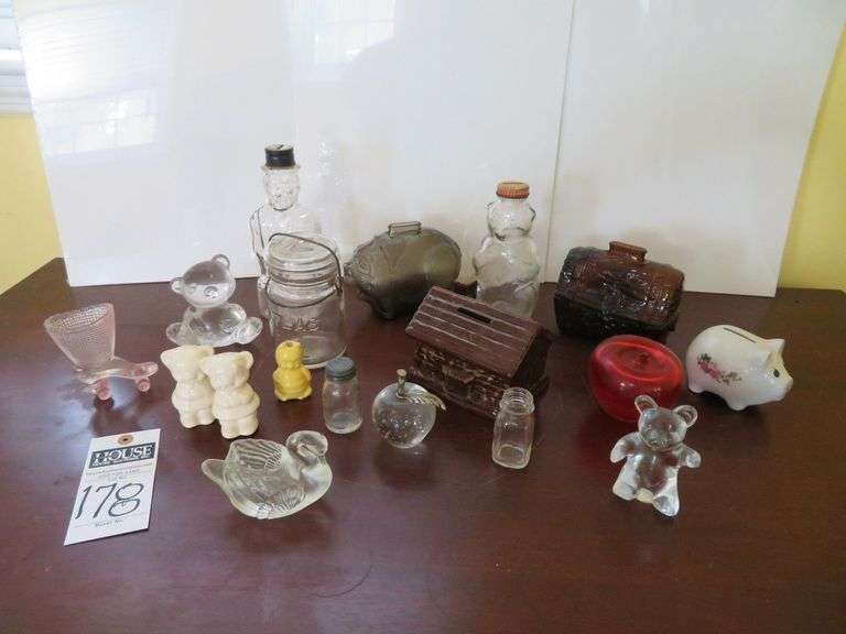 Assorted nice decorative items image