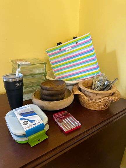 Miscellaneous Lot: Bowls, tool set, thermal cups image
