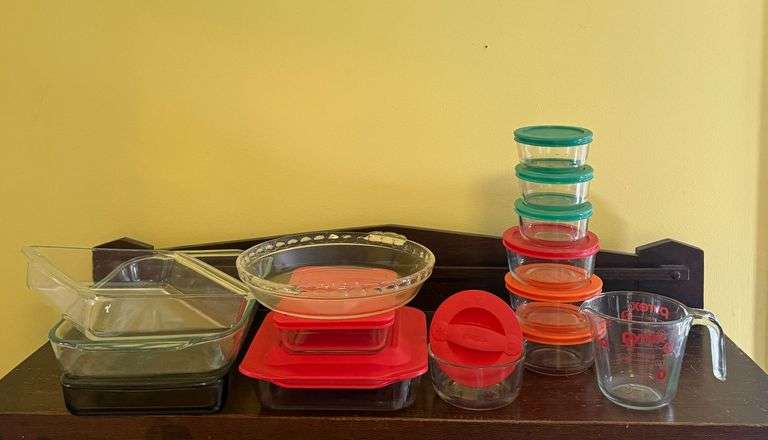 PYREX - 15 pieces, various sizes, some with lids image