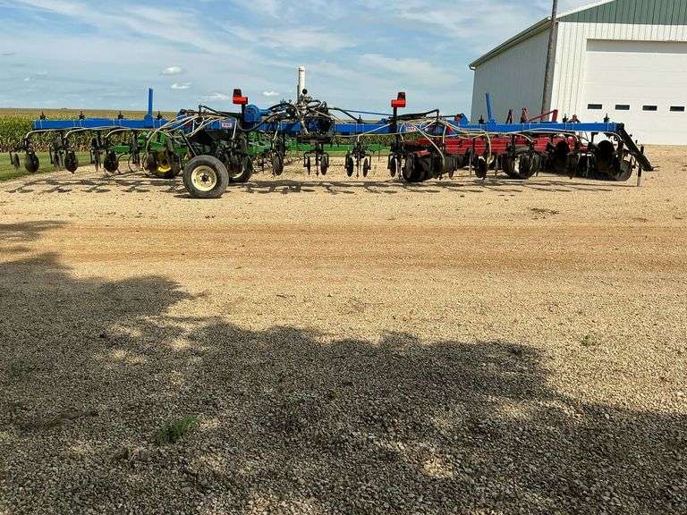 DMI 3250, NH3 tool bar, 15 knife, coulters, DMI Hiniker controller image
