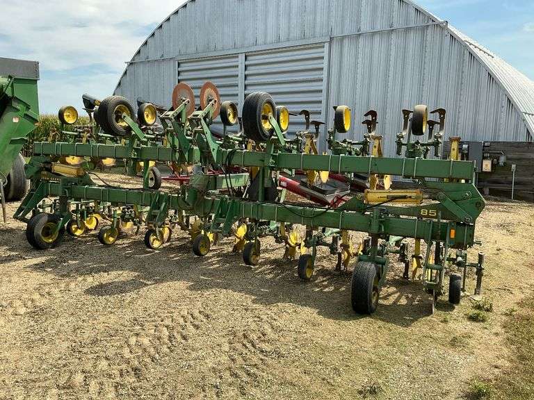 JD 85 row crop Cultivator, 16R30”, flat fold, 3pt., gauge wheels image