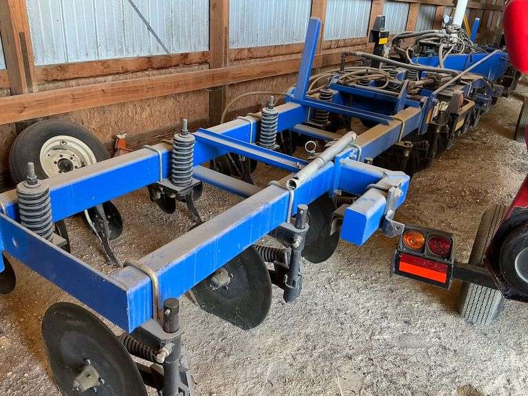 DMI 3250, NH3 tool bar, 15 knife, coulters, DMI Hiniker controller image
