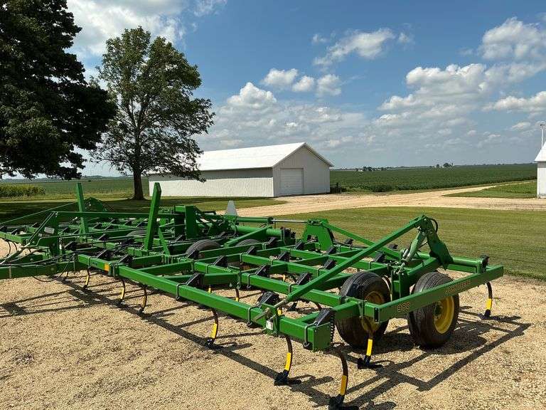 JD 980 Field Cultivator, 34’, spring shanks, newer sweeps, rear hitch & hyd image