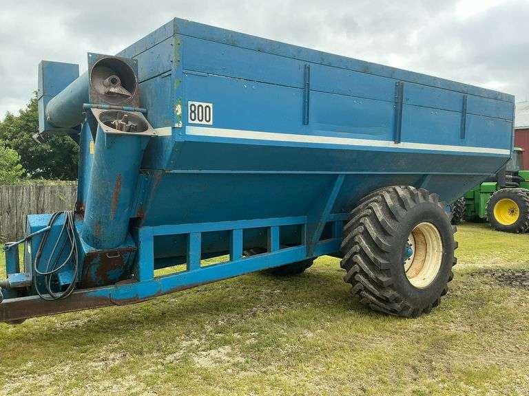 Kinze 800 Grain Cart, large 1000 pto, hyd. folding auger, pin hitch, newer 30.5L-32 Tires image