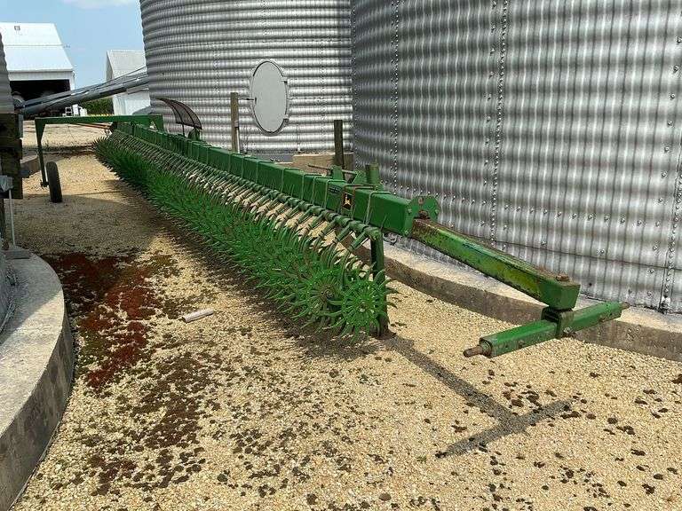 JD 400 Rotary Hoe, 30’, 3pt., end transport image